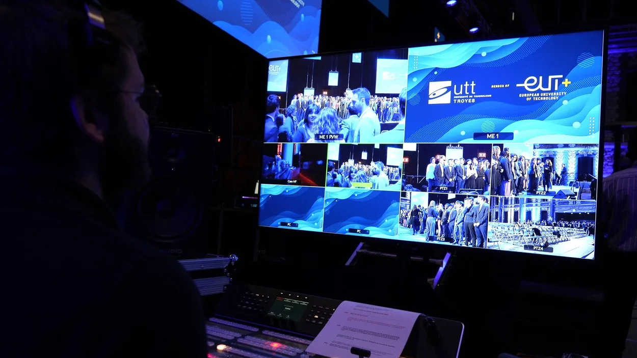 Utilisation d'une régie vidéo multicam pour diffusion de médias et captation en direct d'un événement.