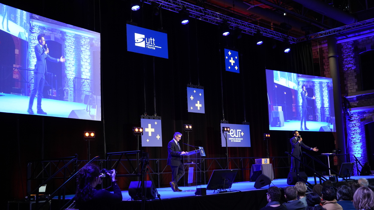 Scénographie avec videoprojecteurs et écrans LED originaux pour retransmission en direct.