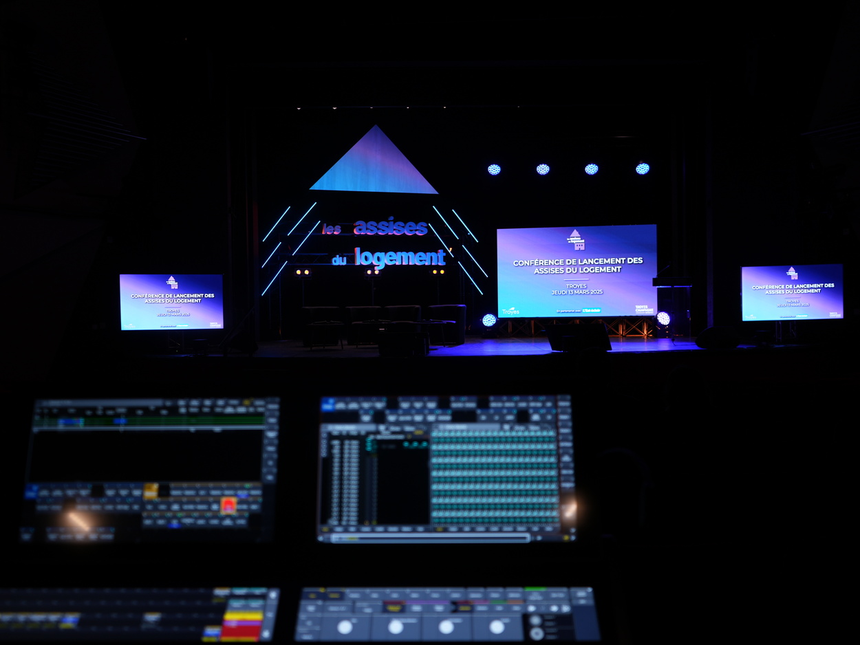 Prestation technique vidéo, lumière et décor sur-mesure pour une conférence dans un théâtre.