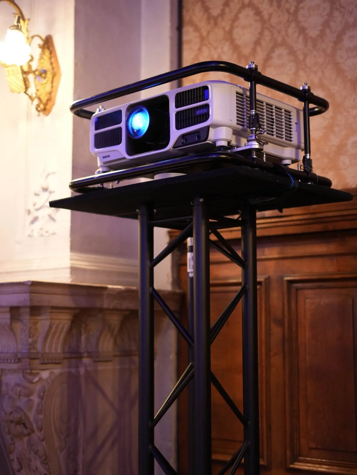 Vidéoprojecteur laser 4K haute luminosité sur totem en structure noire.