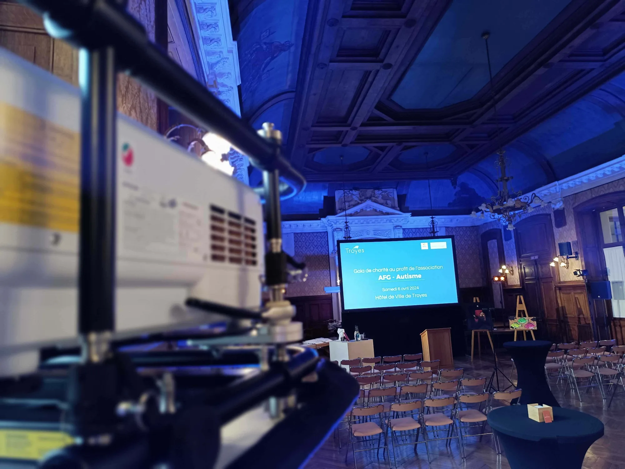 Vidéoprojecteur installé à l'occasion d'une vente aux enchères caritative à Troyes