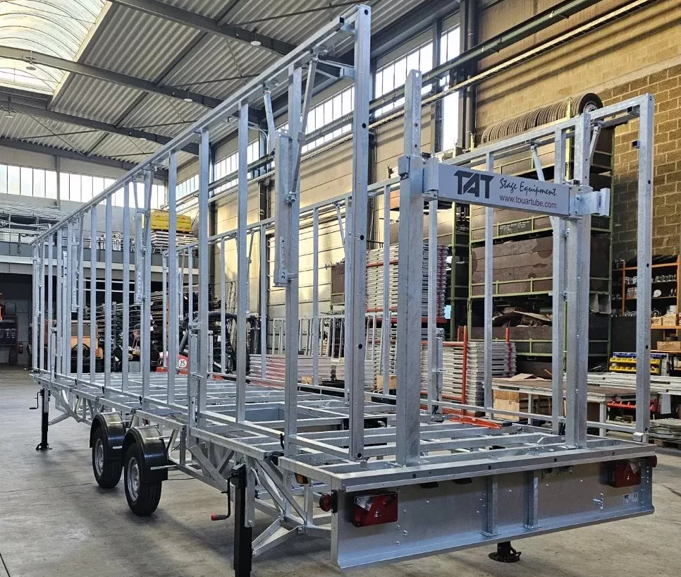 Scene mobile sur remorque en pleine construction