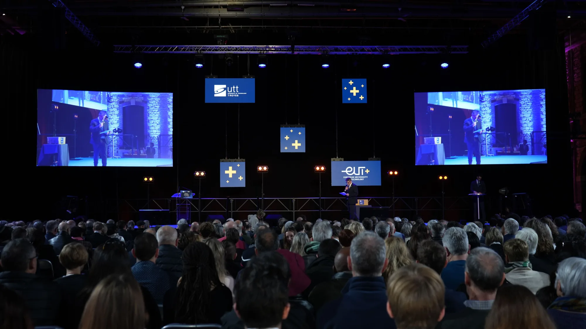 Scénographie d'une remise de diplômes à Troyes réalisée avec vidéoprojection et écrans LED