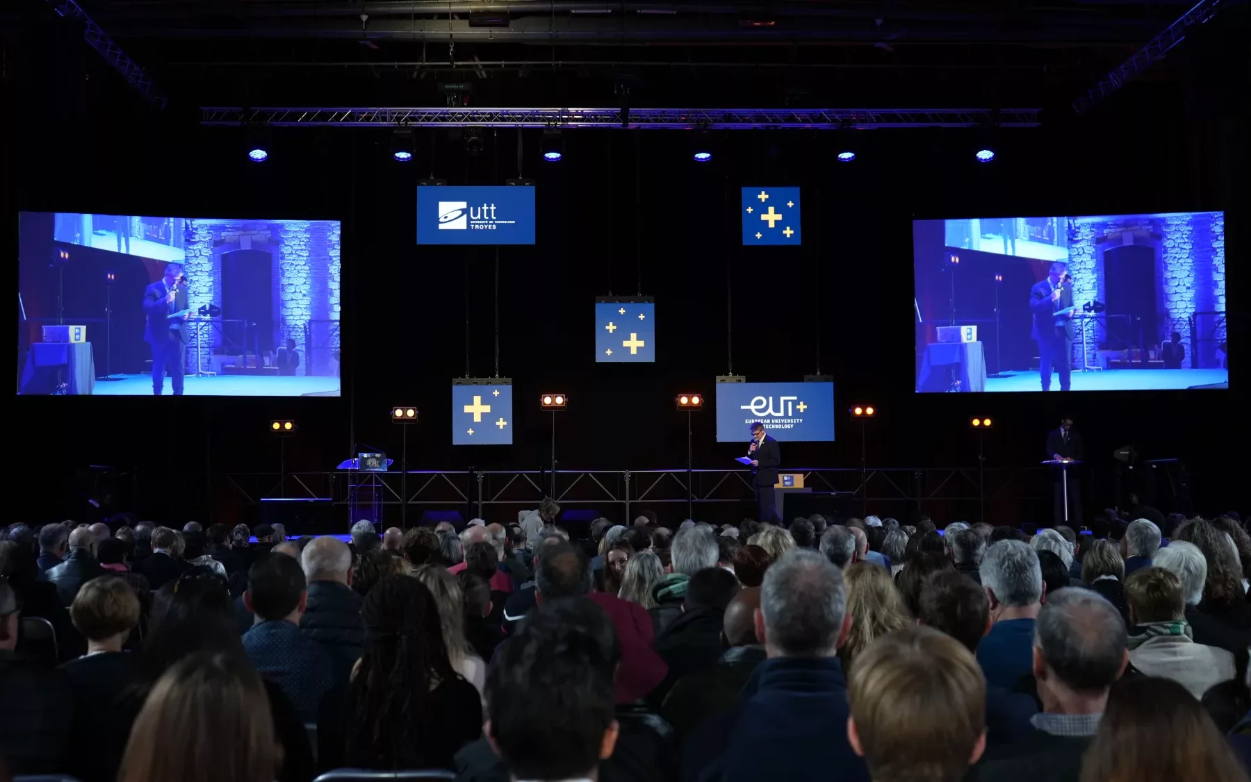 Scénographie d'une remise de diplômes à Troyes réalisée avec vidéoprojection et écrans LED