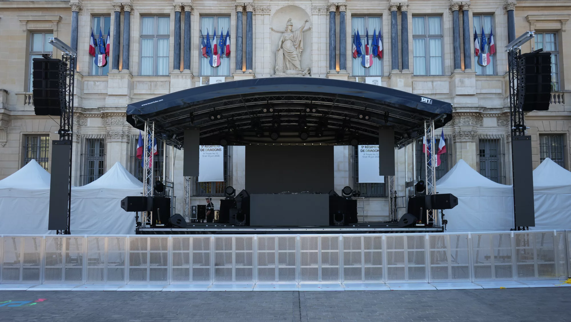 Sc&egrave;ne mobile avec crash barri&egrave;res pour la F&ecirc;te de la Musique de Troyes