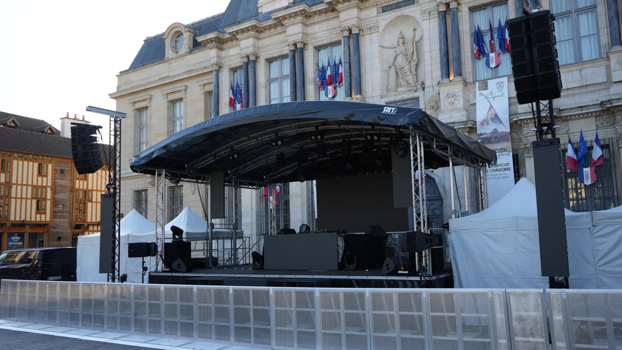 Scène mobile montée devant la mairie de Troyes pour la Fête de la Musique 2026