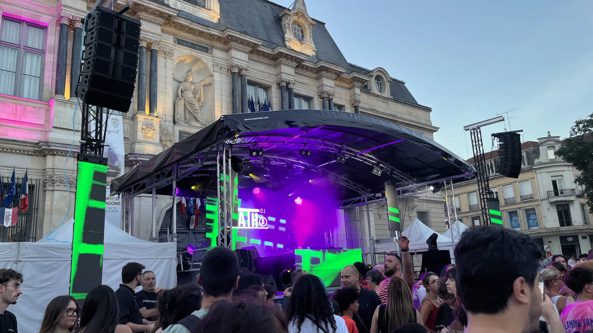Set DJ avec &eacute;cran g&eacute;ant LED et show lumi&egrave;re sur une sc&egrave;ne mobile dans le Grand-Est