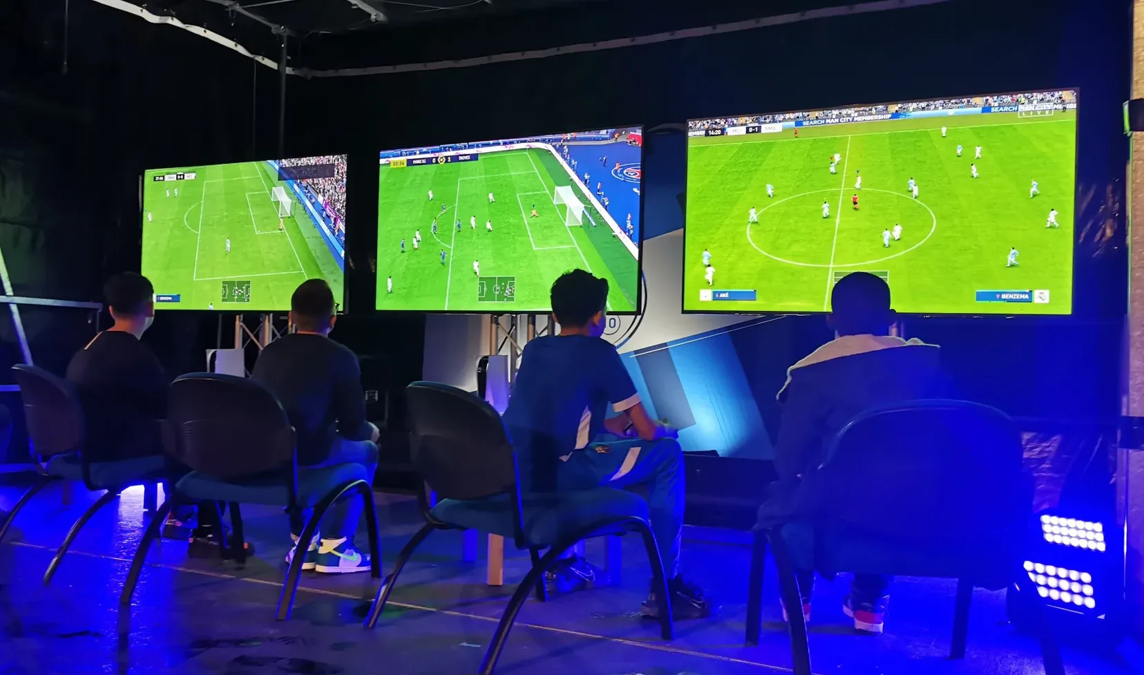 Installation de plusieurs écrans pour un l'atelier jeu vidéo d'un événement sportif