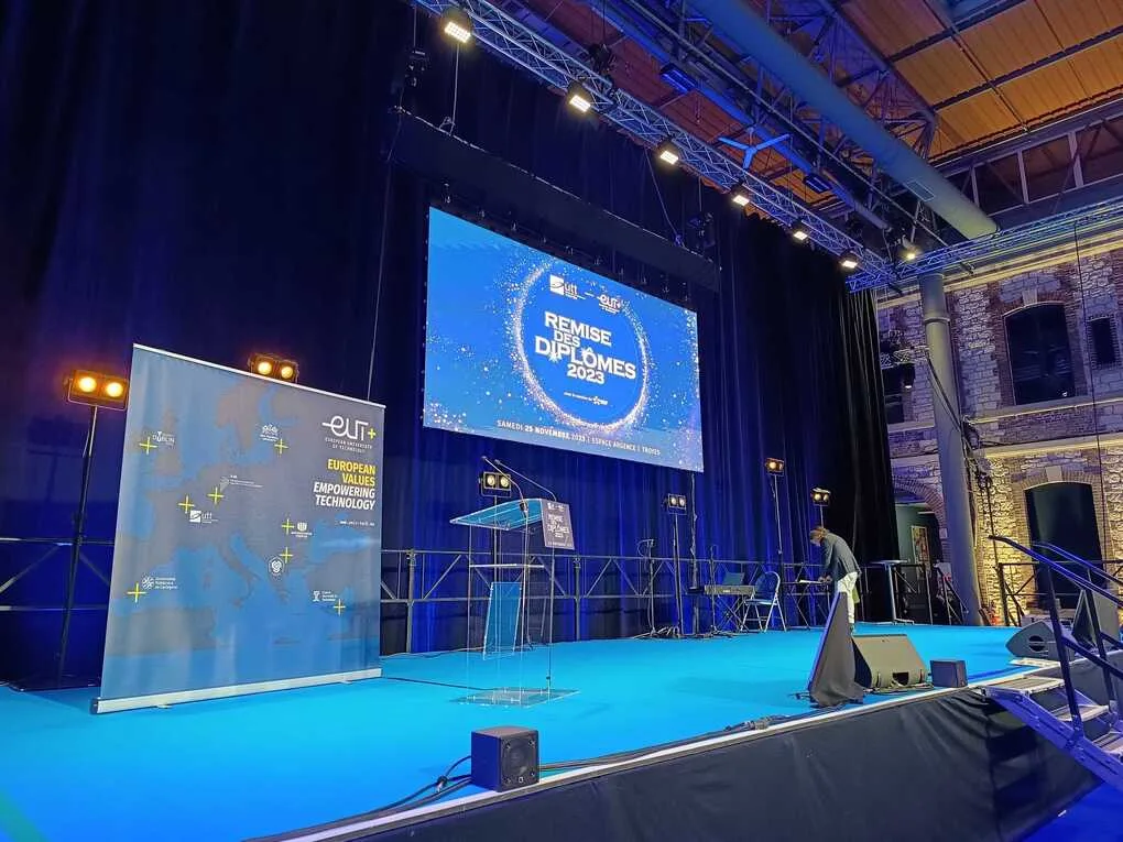 Ecran g&eacute;ant LED sur sc&egrave;ne &agrave; l'occasion d'une remise de dipl&ocirc;mes &agrave; Troyes