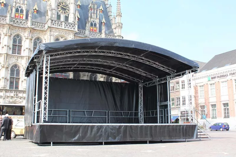 Scène dôme mobile installée devant une mairie architecturale